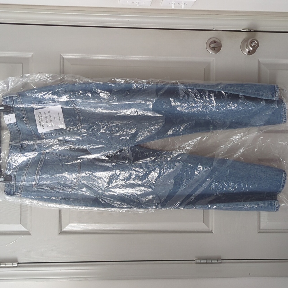 Good American Good Ease Petite Relaxed Jeans- 10/30 - Picture 3 of 14